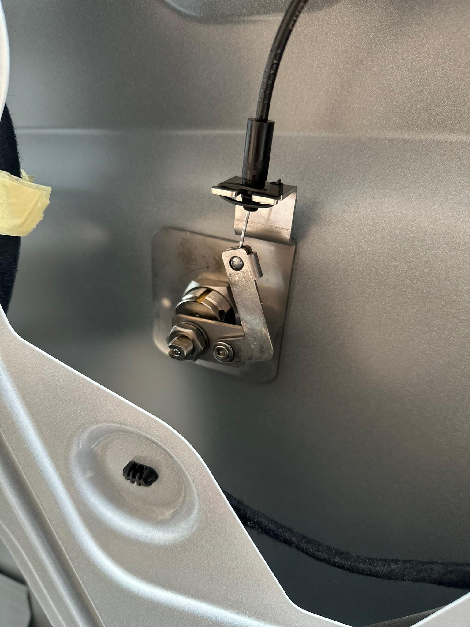 Renault Trafic with Rhino SafeStow and roof bars